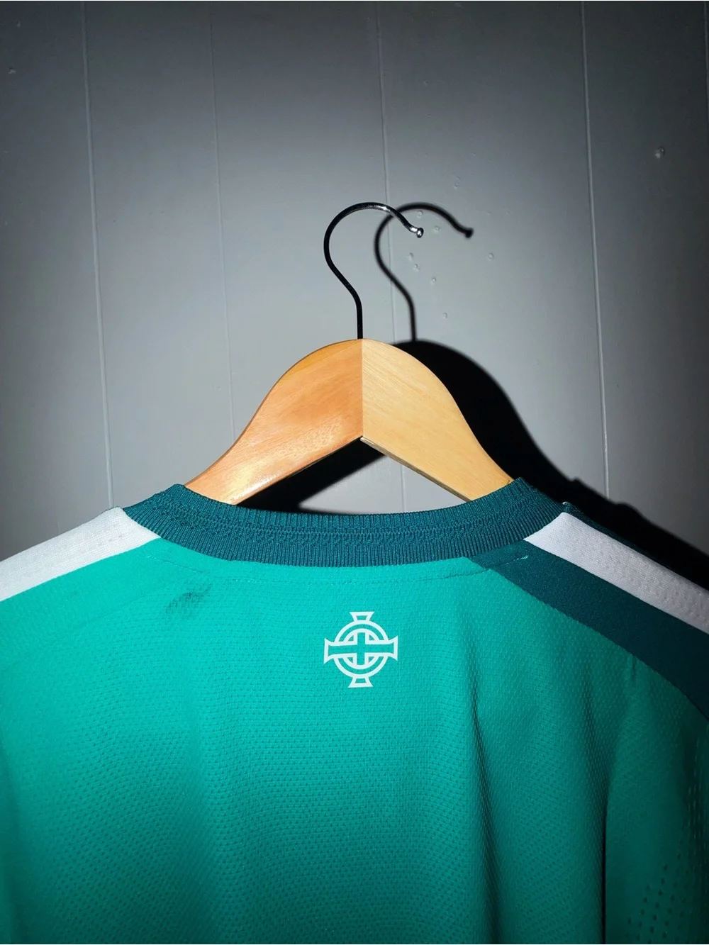 Men Adidas Ireland jersey size M (Small stain in back)